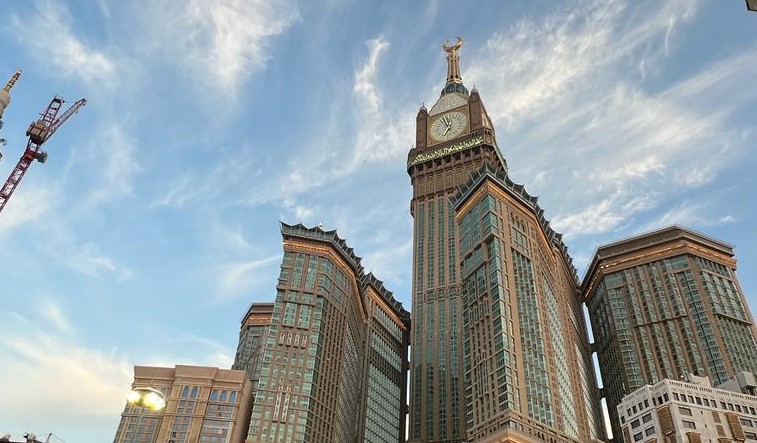 Zamzam Tower: Menara Ikonik yang Mencerminkan Keindahan Arab Saudi
