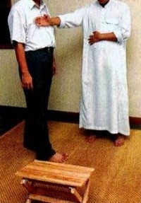 Hukum Lewat Di Depan Orang Yang Sedang Shalat