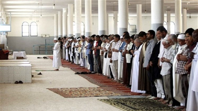 Mengejar Shaf Pertama Pada Shalat Jum’at